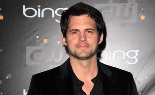 Kristoffer Polaha em festa de estreia na Califórnia, em 2011. (Foto: Reprodução)