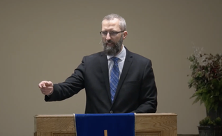 Pastor Tim Stephens pregando no início de 2021. (Foto: Fairview Baptist Church/YouTube)