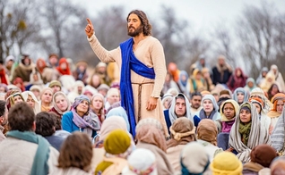 Jesus, interpretado pelo ator Jonathan Roumie, faz um sermão para milhares de seguidores no final da 2ª temporada de “The Chosen”. (Foto: Angel Studios).