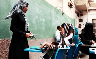Professora dá aula na Escola de Rua administrada pelo bem-estar infantil e juvenil da ARM, em Karachi, Paquistão. (Foto: Reprodução / International Christian Concern)