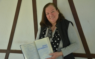 Solange Hamester Johann, de Santa Maria do Herval (RS) é uma das tradutoras do Novo Testamento em Husrik. 