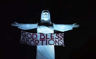 Estátua do Cristo do Ozarks, localizada perto de Eureka Springs, no Arkansas, com a faixa “Deus abençoe os abortos”. (Foto: Reprodução/YouTube KFSM-TV)