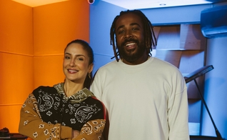 Claudia Leitte e Clovis nos bastidores da gravação de “Aprendiz”. (Foto: Caio Giménez)