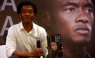 Juan Guillermo Cuadrado durante a apresentação de sua autobiografia. (Foto: Reprodução / Twitter)
