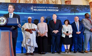 O Embaixador Geral para a Liberdade Religiosa Internacional, Sam Brownback, em uma recepção em homenagem aos ganhadores do Prêmio Internacional de Liberdade Religiosa inaugural, em 2019. (Foto: Departamento de Estado)