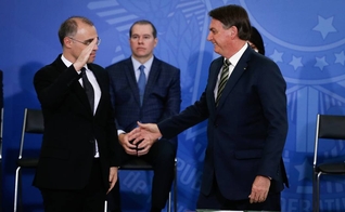 O presidente Jair Bolsonaro cumprimenta André Mendonça durante cerimônia de posse dele no Ministério da Justiça. (Foto: Pablo Jacob / Agência O Globo)