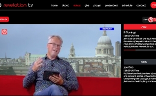 Imagem de transmissão online da Revelation TV. (Foto: Reprodução / Revelation TV)