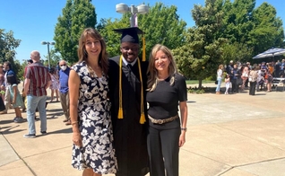 Joseph Fritzlin em sua cerimônia de formatura com as missionárias da ONG cristã Danita’s Children. (Foto: Danita’s Children).