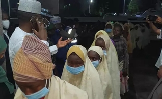 As 279 meninas que ficaram sequestradas por quatro dias, em Zamfara, foram devolvidas, em março de 2021. (Foto: Zamfara State House)