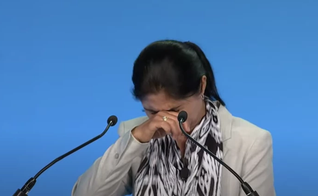 Tursunay Ziyawudun, uma uigur que esteve detida num campo de concentração chinês, relembra com lágrimas sua experiência na Cúpula Internacional de Liberdade Religiosa. (Foto: Reprodução/YouTube /International Christian Concern). 