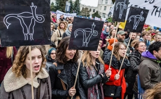 Manifestantes protestam contra lei que limitou o direito ao aborto na Polônia. (Foto: AFP/Wojtek Radwanski)