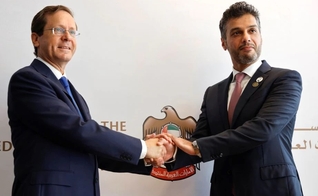 O embaixador dos Emirados Árabes Unidos em Israel, Mohamed Al Khaja, e o presidente israelense Isaac Herzog apertam as mãos durante a cerimônia de abertura da embaixada dos Emirados em Tel Aviv, Israel, em 14 de julho de 2021. (Foto: Reuters / Amir Cohen)