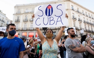 Manifestantes em frente à embaixada cubana na Espanha, apoiando o protesto dos cubanos, em 12 de julho de 2021. (Foto: Oscar Gonzalez/NurPhoto/Getty Images)