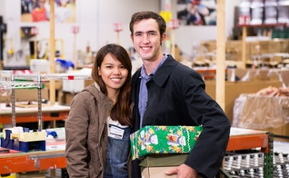 Tyrel Wolf e Joana Marchan se comprometeram a enviar caixas da Samaritan’s em todos os natais, junto com uma carta contando sua história de amor. (Foto: Samaritan’s Purse). 
