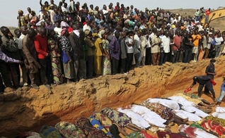 Aldeões observando corpos de vítimas de violência étnica entre fazendeiros de Berom e pastores Fulani, na vila de Dogo Nahawa, na Nigéria, em 2010. (Foto: Reuters).