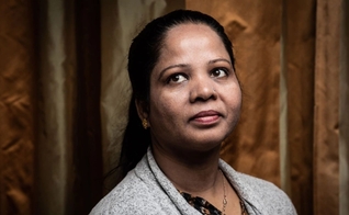 Asia Bibi durante uma sessão de fotos em Paris, em 25 de fevereiro de 2020. (Foto: Martin Bureau/AFP/Getty Images)