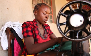 Mwilla é uma das adolescentes resgatadas pela Visão Mundial. Ela aprendeu a costurar roupas numa das oficinas do projeto “Ouse descobrir”. (Foto: Visão Mundial Internacional).