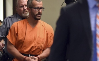 Christopher Watts foi condenado no ano passado por estrangular a esposa Shanann, e sufocar as suas duas filhas, Bella e Celeste. (Foto: Reprodução/Twitter). 