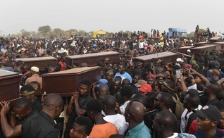  Funeral de vítimas de conflito entre pastores fulanis e fazendeiros, em Makurdi, 11 de janeiro de 2018, na Nigéria. (Foto: Pius Utomi Ekpei/AFP/Getty Images).