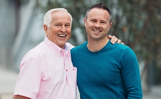 Sean McDowell com seu pai, Josh McDowell. (Foto: Reprodução).
