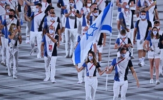 Os porta-bandeiras de Israel durante a cerimônia de abertura dos Jogos Olímpicos, em Tóquio, 23 de julho de 2021. (Foto: Ben Stansall/AFP)