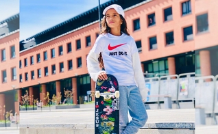 Rayssa Leal segura skate com o sticker “I Love Jesus”. (Foto: Rayssa Leal/Instagram)