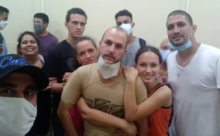 Yarián Sierra e Yéremi Blanco, com suas famílias, momentos após serem libertados. (Foto: Arquivo pessoal)