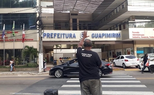 O evangelista Moisés pregando em frente a prefeitura de Guapimirim (RJ). (Foto: Reprodução/Facebook).