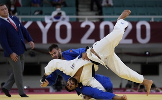 Arthur Margelidon, do Canadá, e Tohar Butbul, de Israel, competem durante a disputa de judô, nos Jogos Olímpicos de 2020, em Tóquio. (AP Photo/Vincent Thian).