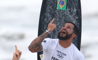 Italo Ferreira olha para o céu e agradece pelo ouro do surfe nas Olimpíadas de Tóquio. (Foto: Reuters/Lisi Niesner)