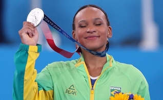 Rebeca Andrade se tornou a primeira brasileira a conquistar uma medalha olímpica na ginástica. (Foto: Reprodução/Instagram). 