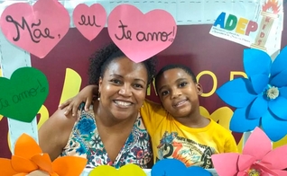 Luzineide Crispim e seu filho Pedro Yan. (Foto: Site Mulher Cristã).