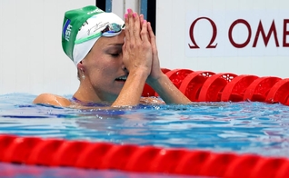 Com a touca Soli Deo Gloria, Tatjana Schoenmaker agradece a Deus ao quebrar recorde olímpico em Tóquio. (Foto: Clive Rose/Getty Images)