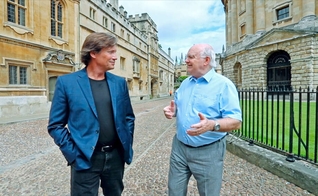Kevin Sorbo e John Lennox da Universidade de Oxford em 'Against the Tide'. (Foto: Crossroad)