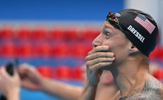 O nadador Caeleb Dressel é ouro nos 100m livre com recorde olímpico. (Foto: Jonathan/Nackstrand/AFP)