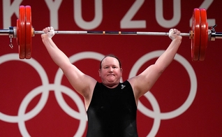 Laurel Hubbard, a primeira atleta trans a competir nas Olimpíadas. (Foto: Luca Bruno/AP)