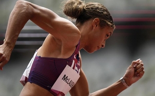 Sydney McLaughlin se tornou a primeira mulher a correr a prova em menos de 52 segundos. (Foto: AP Photo/Petr David Josek).