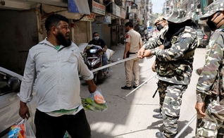 Policiais batem em homem em Nova Deli. (Foto: Reuters/Adnan Abidi)