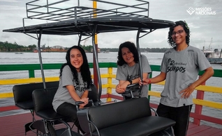 A equipe do Radical Brasil Surdos com a “bicitáxi”, em Afuá (PA). (Foto: Reprodução/Facebook).