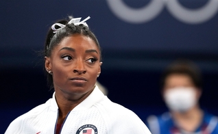 Simone Biles em Tóquio, após decisão de sair das competições para cuidar da saúde mental. (Foto: Ashley Landis / AP)