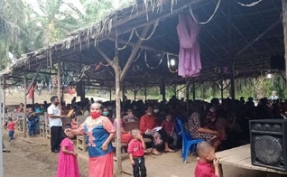 Protestantes adoram sob um abrigo coberto com folhas de palmeira no distrito de Aceh Singkil (Foto: Reprodução / Sejuk).