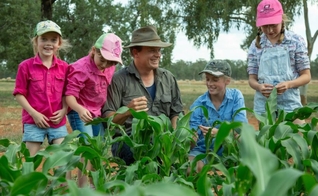 Jarrod Amery e os filhos na plantação de canola, na fazenda da família. (Foto: Arquivo pessoal).
