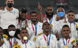 Os jogadores de Fiji comemoram no pódio com suas medalhas de ouro no rúgbi de sete masculino nos Jogos Olímpicos de 2020, em Tóquio, Japão. (Foto: AP Photo / Shuji Kajiyama)