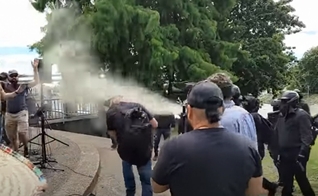 Cristãos são atacados em reunião de oração. (Foto: Captura de tela/YouTube/Mary Todd)