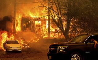 O incêndio Dixie consumiu uma casa na Rodovia 8,9 ao sul de Greenville, em 5 de agosto de 2021, no condado de Plumas, Califórnia. (Foto: AP Photo/Noah Berger)