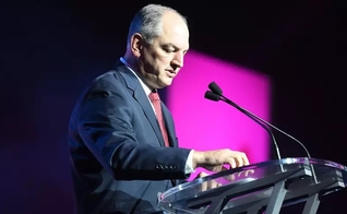 O governador da Louisiana, John Bel Edwards (Foto: Getty Images / Paras Griffin / Stringer)