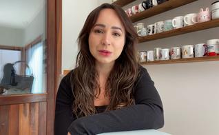  Fabiola Melo tem compartilhado sua jornada de fé na busca pelo sonho de ser mãe. (Foto: Reprodução/YouTube).