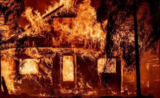  O incêndio Dixie está queimando as florestas do norte da Califórnia desde julho, como consequência da crise climática. (Foto: Josh Edelson/AFP).