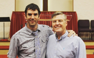 Micah Wilder e o pastor batista Alan Benson. (Foto: Instagram/Micah Wilder)