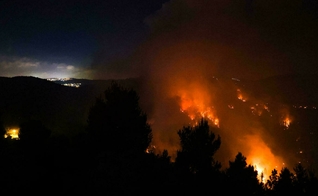 Um céu cheio de fumaça de um incêndio florestal nas montanhas de Jerusalém em 15 de agosto de 2021. (Foto: Ahmad Gharabli / AFP)